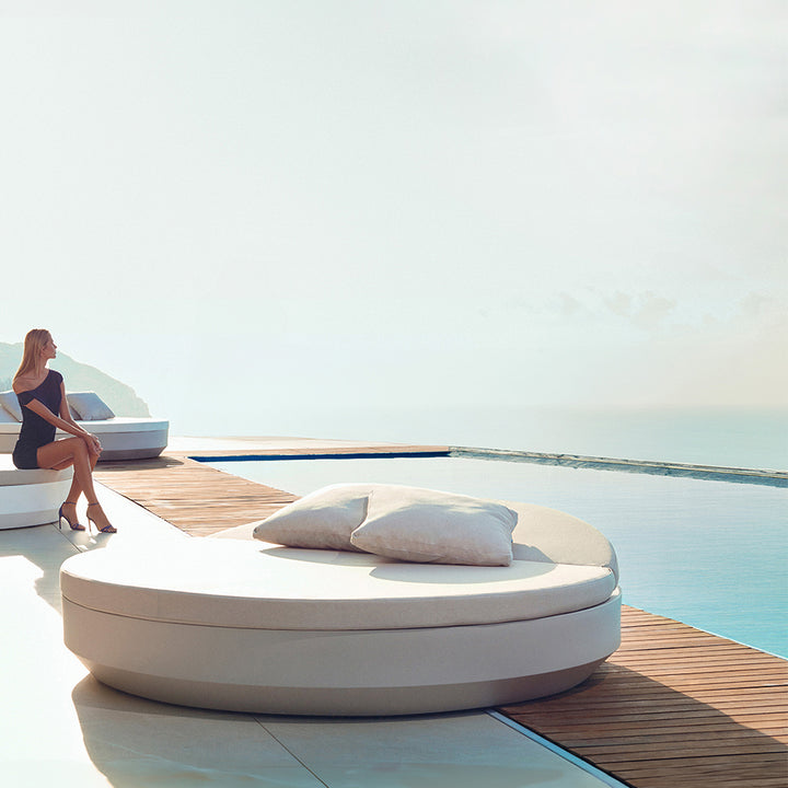 Vela Round Daybed with Reclining Backrests | Outdoor Living by Vondom