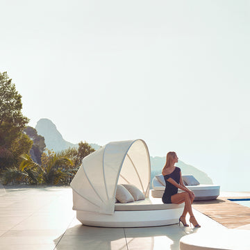 Vela Round Daybed with Reclining Backrests and Sunroof | Vondom